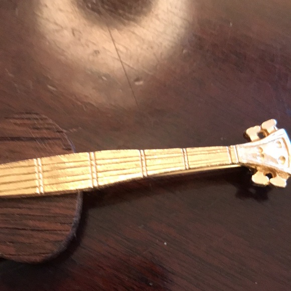 Double bass or contrabass guitar made of Wood and gilded gold tone brooch - Picture 4 of 6